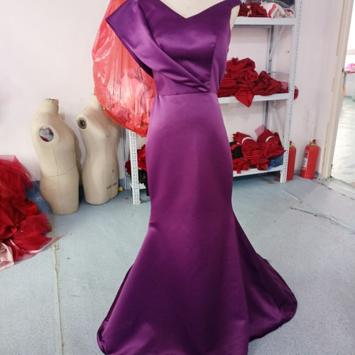 高品質！パーティードレス 光沢サテン 紫 短トレーン 憧れのドレス  