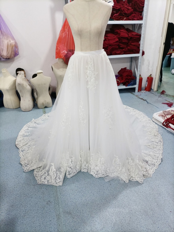 高品質！柔軟薄紗罩裙，迷人花朵蕾絲，寬鬆 3 層薄紗，婚禮/招待會 第1張的照片