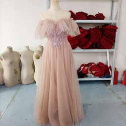 高品質！淺粉紅色派對洋裝泡泡袖柔軟薄紗令人垂涎的洋裝古典優雅 第1張的照片