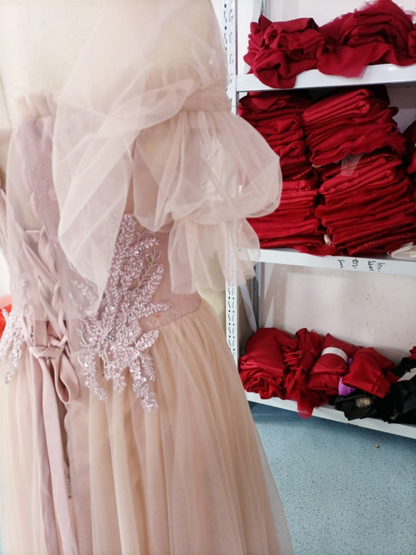 高品質！淺粉紅色派對洋裝泡泡袖柔軟薄紗令人垂涎的洋裝古典優雅 第8張的照片