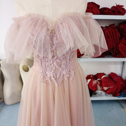 高品質！淺粉紅色派對洋裝泡泡袖柔軟薄紗令人垂涎的洋裝古典優雅 第3張的照片