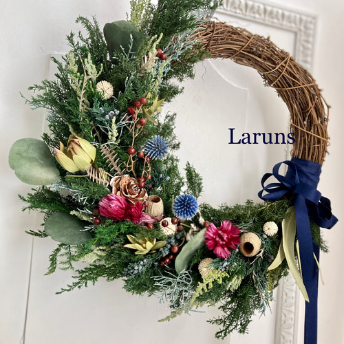 クリスマスリース ハーフムーングリーンとネイビーリボン 36〜37センチ  