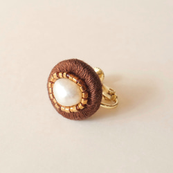 刺繍イヤリング pearl (brown) サージカルステンレス 2枚目の画像