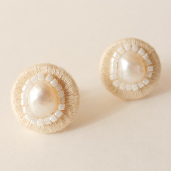 刺繍イヤリング pearl (ivory) サージカルステンレス 1枚目の画像