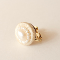 刺繍イヤリング pearl (ivory) サージカルステンレス 2枚目の画像