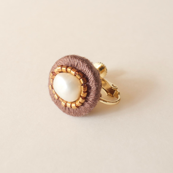 刺繍イヤリング pearl (mauve) サージカルステンレス 2枚目の画像