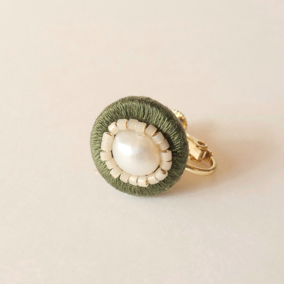 刺繍イヤリング pearl (moss-green) サージカルステンレス 2枚目の画像