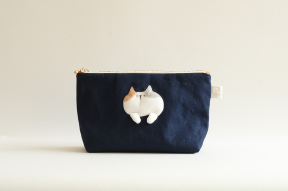 猫がぶら下がっているポーチ（パステル三毛猫 ネイビー 帆布11