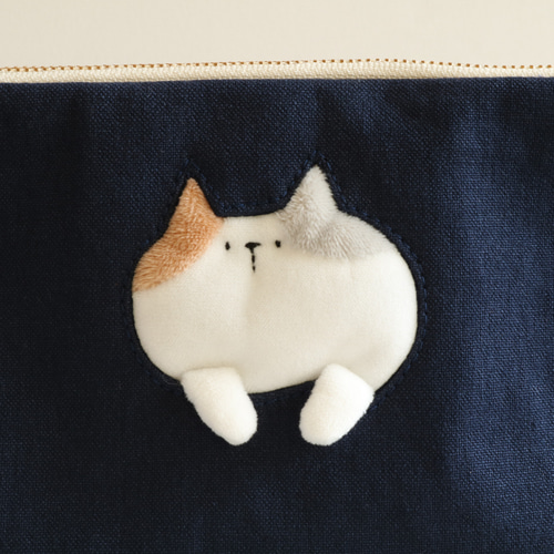 猫がぶら下がっているポーチ（パステル三毛猫 ネイビー 帆布11