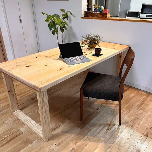 国産ヒノキの無垢材　サイズオーダー可能　1500×800×695　カフェ風　北欧風　ダイニングテーブル　角が丸く安心安全 