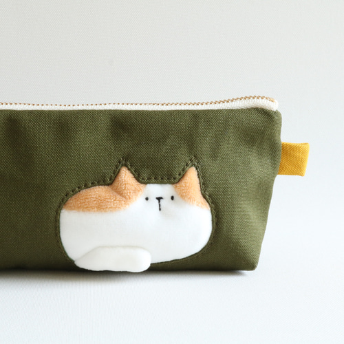 ペンケースで一休みする猫のペンケース(茶×白猫 カーキ) ペンケース