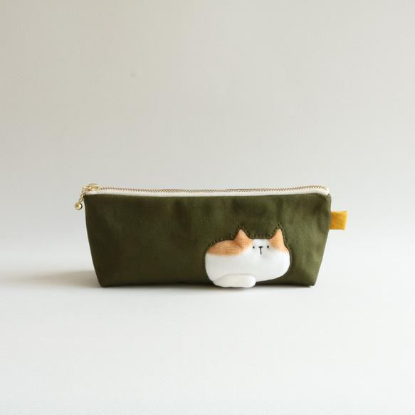 ペンケースで一休みする猫のペンケース(茶×白猫 カーキ) 7枚目の画像