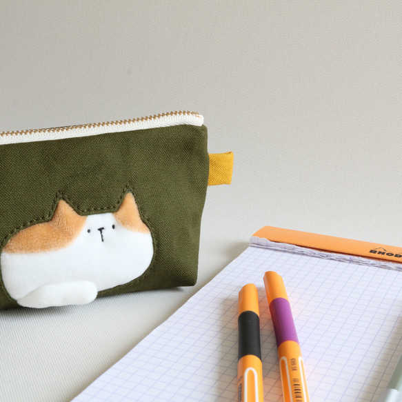 ペンケースで一休みする猫のペンケース(茶×白猫 カーキ) 6枚目の画像