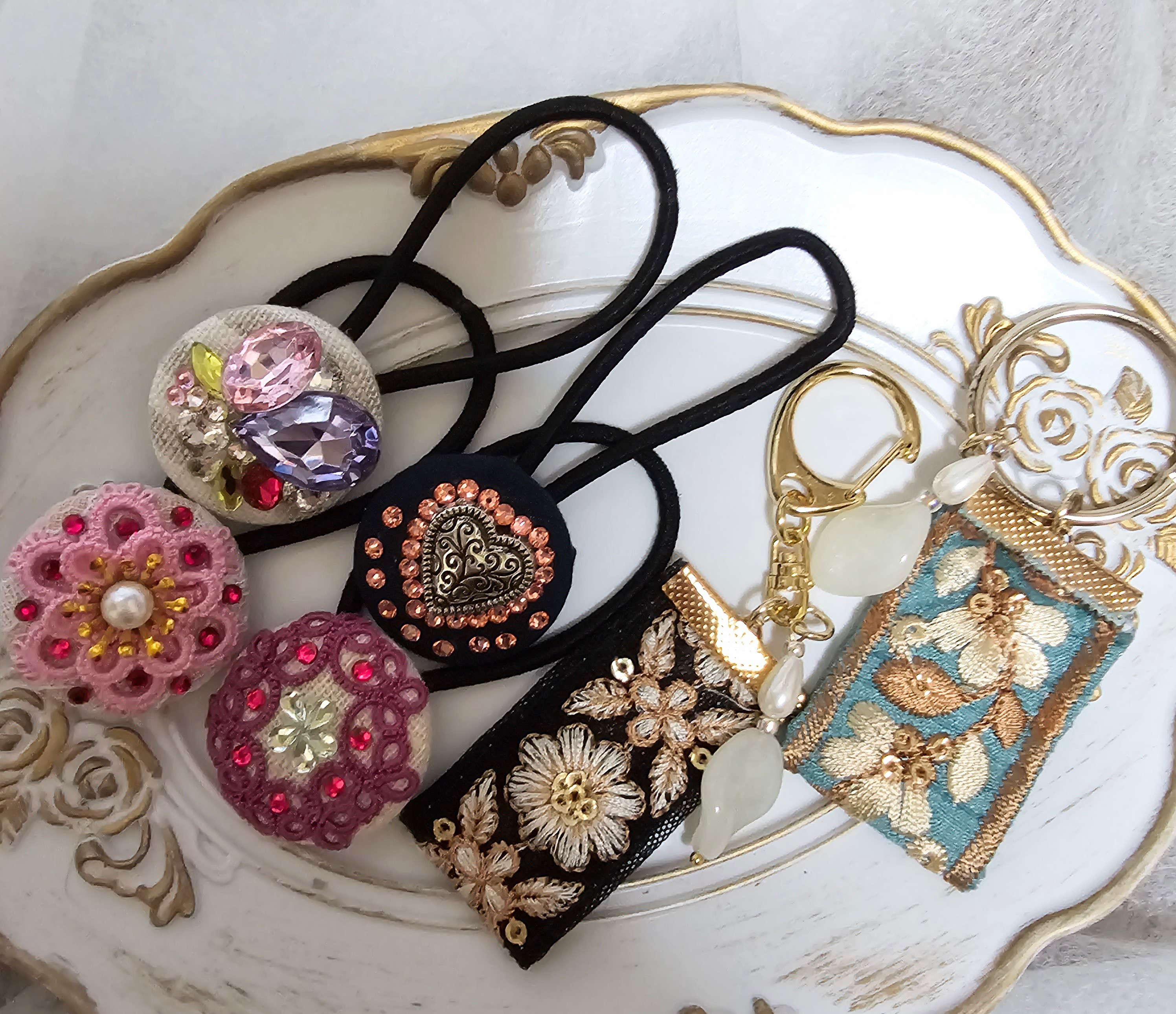 インド刺繍のキーホルダーとタティングレースのヘアゴム6点