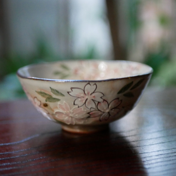 京焼・清水焼 ご飯茶碗　桜・イッチン・金彩　サイズ：大 1枚目の画像