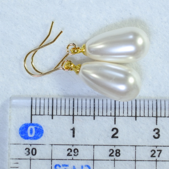 大號施華洛世奇珍珠/水滴金鈦耳環（白色） 第4張的照片