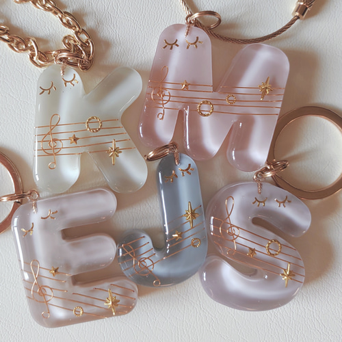 ララバイ♪キラキラ五線譜イニシャルキーホルダー ☆ギフトにも