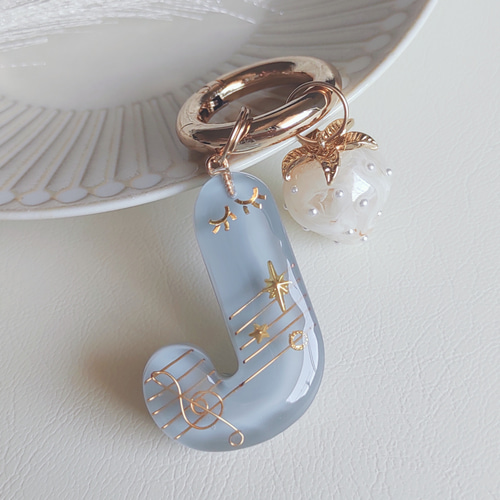 ララバイ♪キラキラ五線譜イニシャルキーホルダー ☆ギフトにも