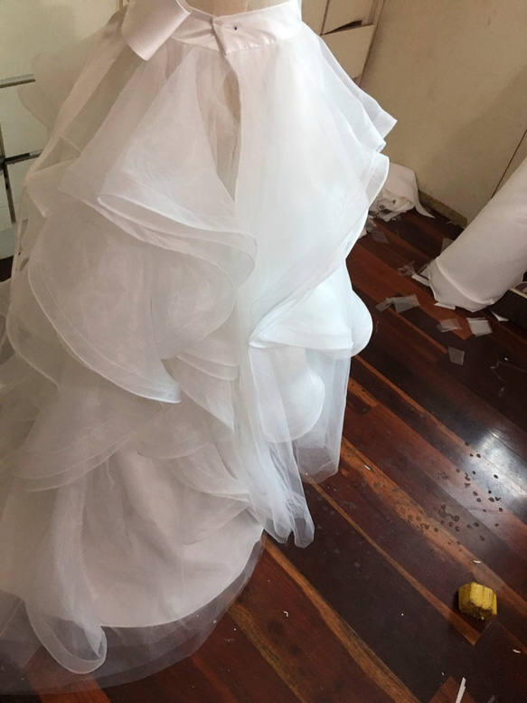 奢華！蓬鬆透明紗罩裙米白色捲翹婚紗改色 第3張的照片