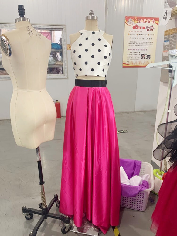 可愛い カラードレス　可愛いドット柄トップス　高級サテンボリュームスカート　お色直し　オーダーメイド可能 1枚目の画像