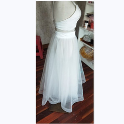 可愛的白色度假洋裝吊帶背心上衣 + 柔軟分層裹身薄紗裙 第2張的照片