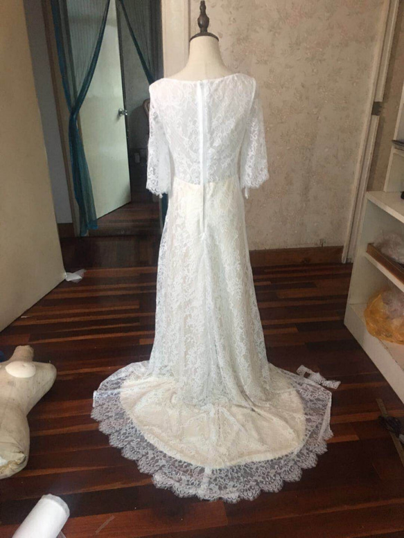 エレガント なウエディングドレス 半袖 美しい花レース Vネックドレス ミニトレーン 結婚式/披露宴 5枚目の画像