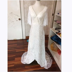 エレガント なウエディングドレス 半袖 美しい花レース Vネックドレス ミニトレーン 結婚式/披露宴 1枚目の画像