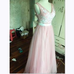 美品！エレガントなカラードレス　イブニングドレス   Vネック   花柄のモチーフ刺繍が美しく  ロングドレス 2枚目の画像