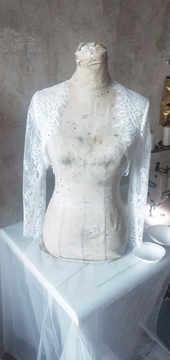 美容產品！上衣珍珠白色長袖波萊羅美麗花朵蕾絲婚紗 第1張的照片