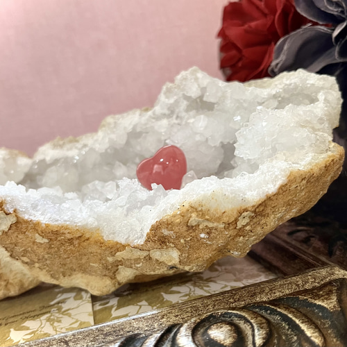 300★特選セール★浄化☆破邪【ミニクリスタルベッド『ハーフジオード』晶洞】 楽天市場】水晶 カルサイト ジオード 晶洞 原石 モロッコ・スマラ産