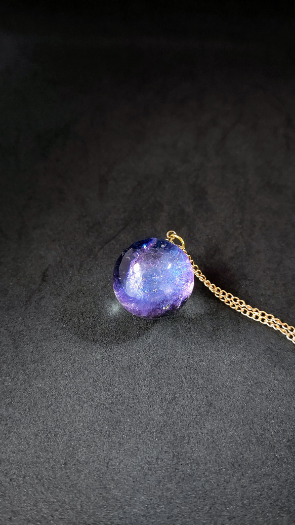 パープルとブルーの宇宙玉レジンの球体ネックレス 1枚目の画像