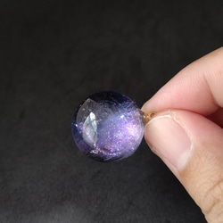 パープルとブルーの宇宙玉レジンの球体ネックレス 4枚目の画像