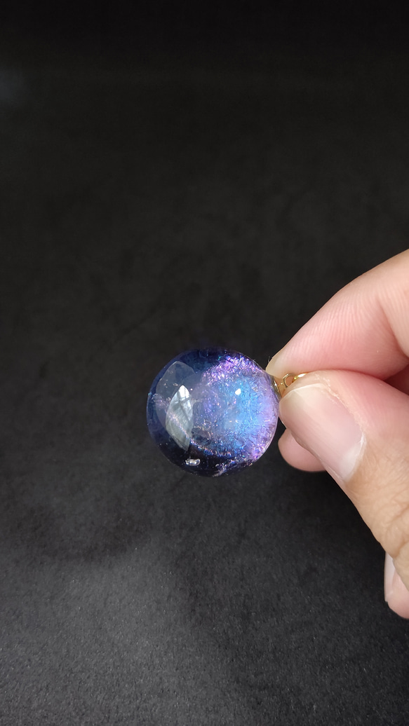 パープルとブルーの宇宙玉レジンの球体ネックレス 5枚目の画像