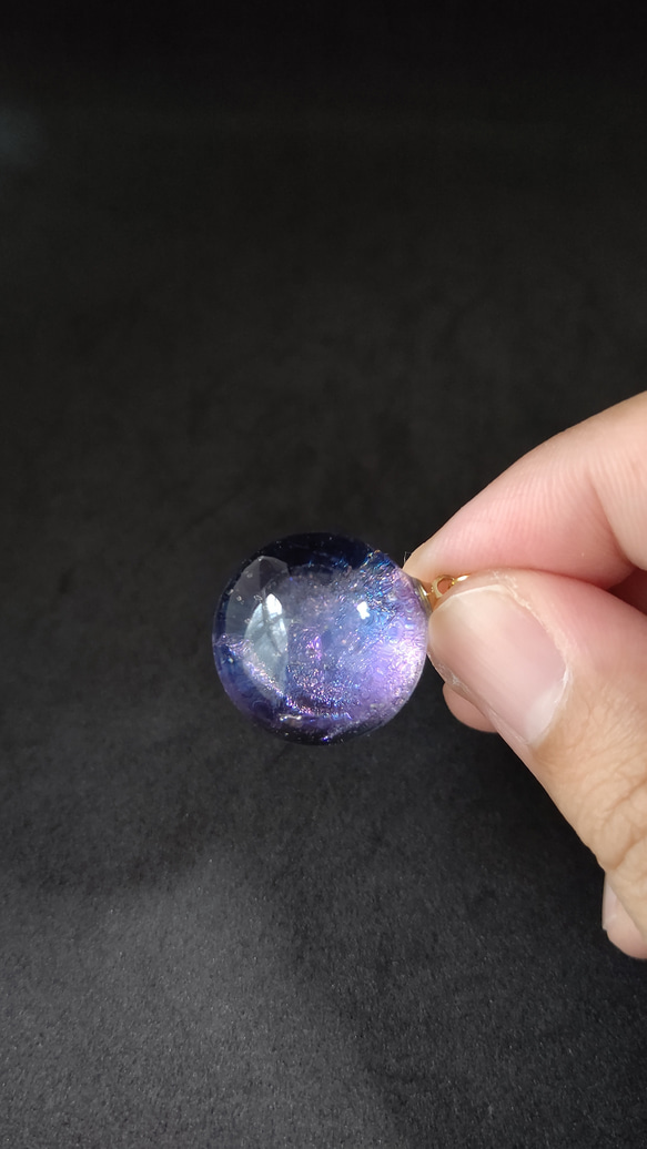 パープルとブルーの宇宙玉レジンの球体ネックレス 6枚目の画像