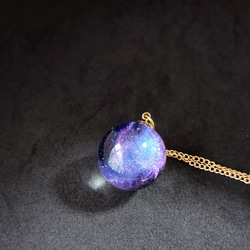 パープルとブルーの宇宙玉レジンの球体ネックレス 14枚目の画像