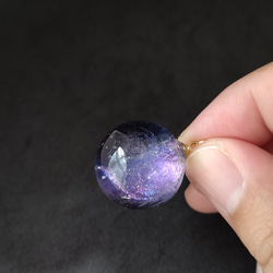 パープルとブルーの宇宙玉レジンの球体ネックレス 8枚目の画像