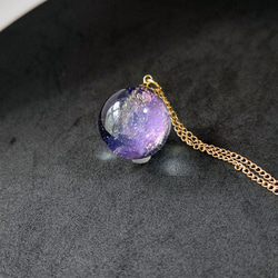 パープルとブルーの宇宙玉レジンの球体ネックレス 3枚目の画像