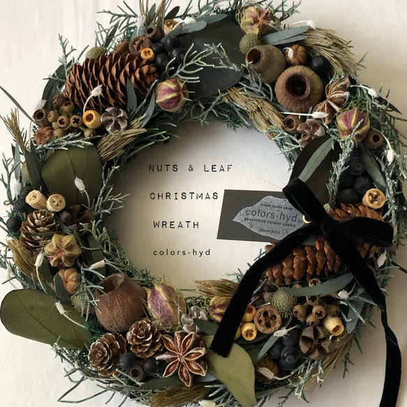 クリスマスリース=木の実とリーフ　森の色　プリザープドフラワーリース 4枚目の画像
