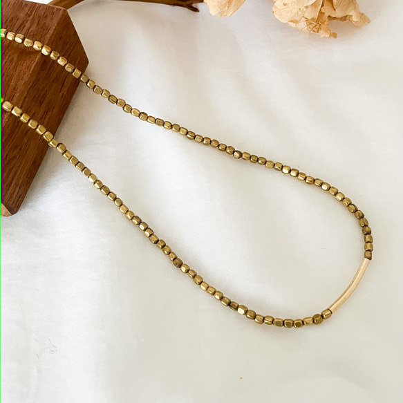 真鍮マットゴールドビーズとパイプモチーフのワンカラー チョーカーネックレス (サージカルステンレス金具対応) 6枚目の画像