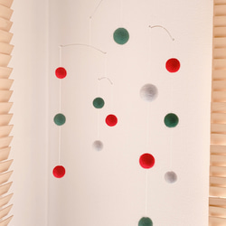 羊毛フェルトボールのモビール　クリスマスカラー 3枚目の画像