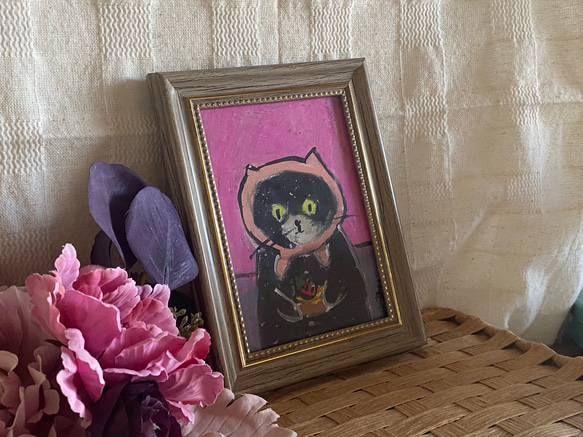 絵画。原画手描き【かわいいフードをかぶった黒猫はイチゴケーキが好きだ】 2枚目の画像