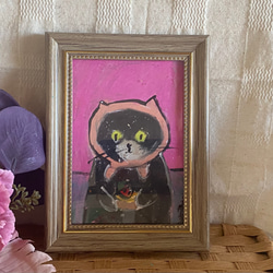 絵画。原画手描き【かわいいフードをかぶった黒猫はイチゴケーキが好きだ】 3枚目の画像