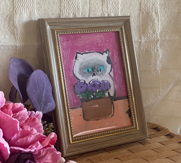 絵画。原画手描き【かわいいシャム猫は紫色の花を部屋に飾りたい】 2枚目の画像