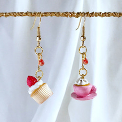 草莓杯子蛋糕×鮮奶油咖啡耳環  (耳勾/耳夾) 第2張的照片