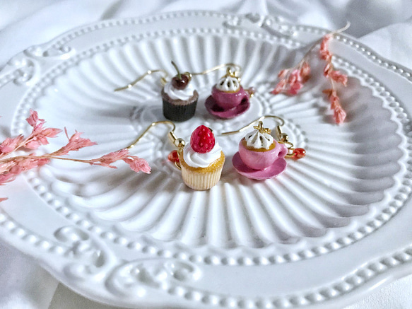 草莓杯子蛋糕×鮮奶油咖啡耳環  (耳勾/耳夾) 第4張的照片