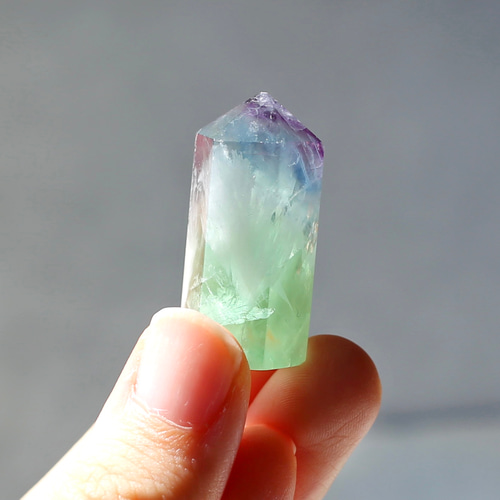 エンジェルフェザーフローライト ピラミッド型 天然石 蛍石 希少 鉱物 エンジェルフェザーフローライト ピラミッド型 天然石 蛍石 希少 鉱物
