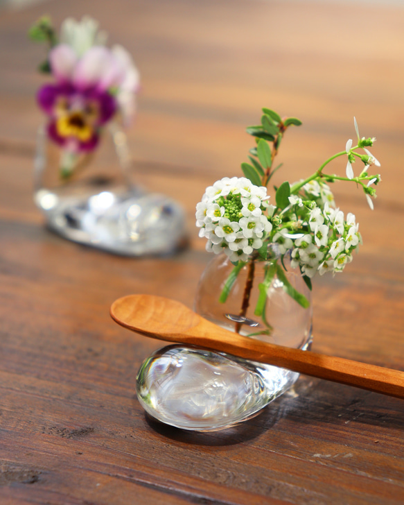 「一輪挿し箸置き（透明）」季節の花を飾れるはしおき 吹きガラス 素朴 ナチュラル モダン 北欧 贈り物 ギフト 1枚目の画像