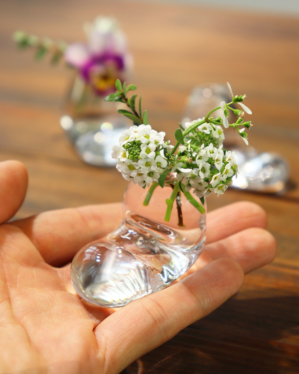 「一輪挿し箸置き（透明）」季節の花を飾れるはしおき 吹きガラス 素朴 ナチュラル モダン 北欧 贈り物 ギフト 4枚目の画像