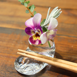 「一輪挿し箸置き（透明）」季節の花を飾れるはしおき 吹きガラス 素朴 ナチュラル モダン 北欧 贈り物 ギフト 3枚目の画像