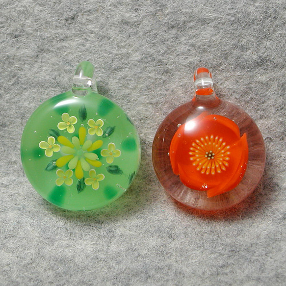 菜の花(緑背景)＋オレンジポピー(在庫セール) とんぼ玉 ガラス No2325 1枚目の画像